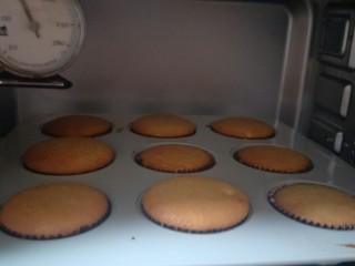 19、卡仕达长崎杯子蛋糕,考好了，到这一步，长崎蛋糕就完成了。