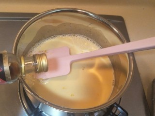 25、卡仕达长崎杯子蛋糕, 冲入蛋黄糊中加入两克香草金。