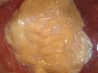 28、卡仕达长崎杯子蛋糕,放入碗中晾晾放冰箱的话，表面盖一层保鲜膜