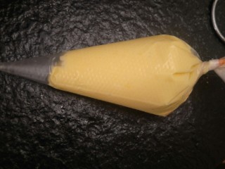 29、卡仕达长崎杯子蛋糕,冷却完成的卡仕达奖放入裱花袋。