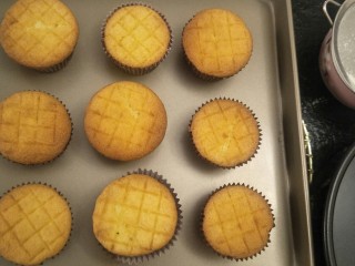 30、卡仕达长崎杯子蛋糕,冷却完成的蛋糕放回烤盘。