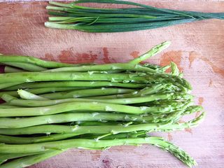 1、绿色美食+葱油芦笋白玉菇,芦笋、小葱分别清洗干净，沥干