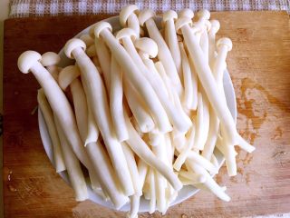 2、绿色美食+葱油芦笋白玉菇,白玉菇也清洗干净沥干