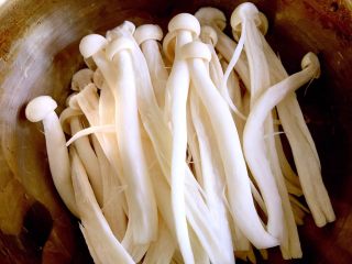 5、绿色美食+葱油芦笋白玉菇,粗的白玉菇全部撕好备用，期间煮半锅水，根据锅子的大小，调整水量