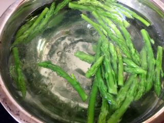 10、绿色美食+葱油芦笋白玉菇,看到水下冒大泡，不要太沸腾的状态