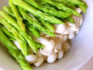 17、绿色美食+葱油芦笋白玉菇,滗干水份的白玉菇