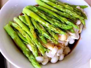 22、绿色美食+葱油芦笋白玉菇,淋上汤汁的状态