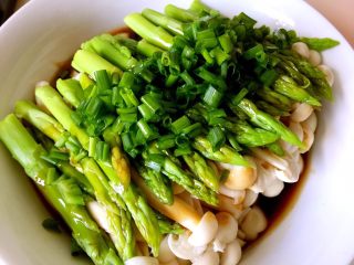23、绿色美食+葱油芦笋白玉菇,再将葱绿摆放在芦笋上