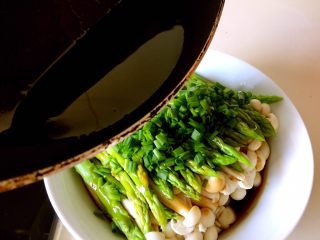 24、绿色美食+葱油芦笋白玉菇,将热油淋在葱绿上