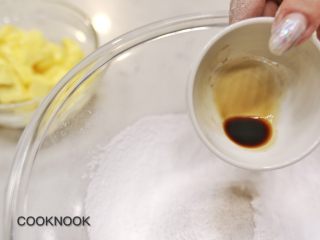 4、圣诞黄油饼干,倒入香草精