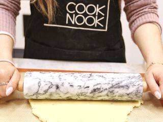 9、圣诞黄油饼干,取出面团擀成0.5cm左右厚度