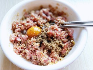 9、自制蒜香脆皮肠,加入一只鸡蛋，红糖。