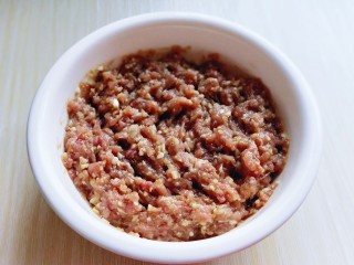 10、自制蒜香脆皮肠,搅拌均匀，腌制2小时以上。