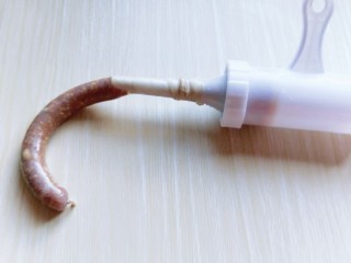 14、自制蒜香脆皮肠,之后用力压灌肠器即可，肉肠半成品就成功啦哈！