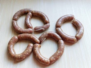 15、自制蒜香脆皮肠,灌好的肉肠，轻轻的扭扭，分段。如图