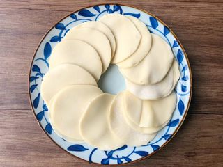 1、葱油饼,饺子皮适量，这是我昨天包饺子剩下的，丢掉怪可惜的，做成葱油饼，好吃又不浪费。