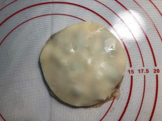 3、葱油饼,再把饺子皮一片一片叠起来，叠几片随自己，在上面盖一片没有涮油的。