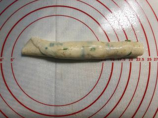 5、葱油饼,把饼胚从下往上卷起来