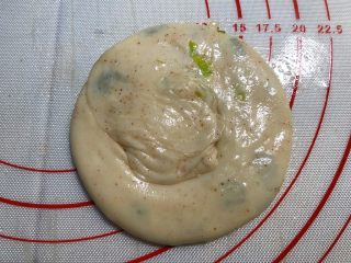 6、葱油饼,再从左往右卷起来，把头放到底下，用手掌压扁，再用擀面杖擀大一点就可以了。