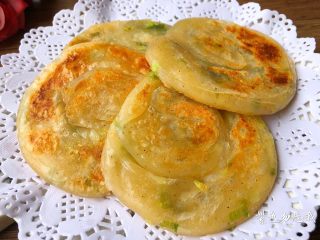 7、葱油饼,美味的葱油饼做好了，超级香，用饺子皮做真的超级方便。