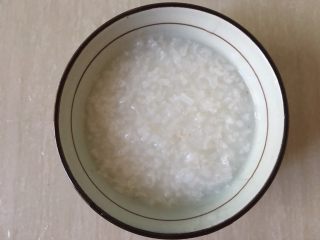 2、油菜鳕鱼蛋黄粥,白粥基底提前电饭煲熬好备用。