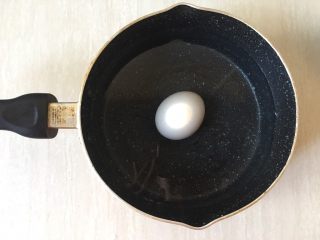 3、油菜鳕鱼蛋黄粥,鸡蛋先放奶锅里加水煮。