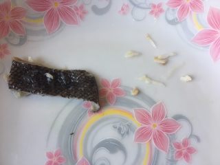 6、油菜鳕鱼蛋黄粥,去鱼皮踢掉鱼骨头，这一步一定不能马虎了，为了宝宝，妈妈们千万要留心噢～