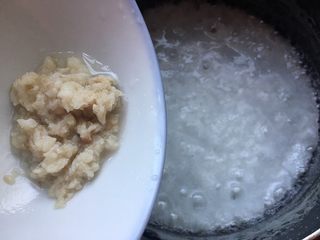 8、油菜鳕鱼蛋黄粥,奶锅加入白粥基底，烧开后加入鳕鱼熬煮。