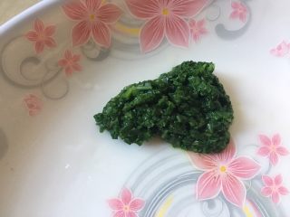 9、油菜鳕鱼蛋黄粥,奶锅加入白粥基底，烧开后加入鳕鱼熬煮。