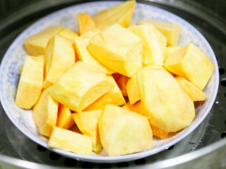 2、香甜软糯的红薯芝麻条,红薯洗净之后切成小块，大小形状随意，然后装入盘子中上锅蒸熟。开大火蒸15分钟即可。蒸熟的红薯出锅之后，加入适量的白糖增加甜味，晾凉备用。