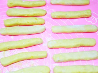 3、香甜软糯的红薯芝麻条,红薯泥搓揉成团之后，放在案板上，用擀面杖擀成1厘米厚的面饼，然后用刀切成1-2厘米宽的长条，再用手搓圆。