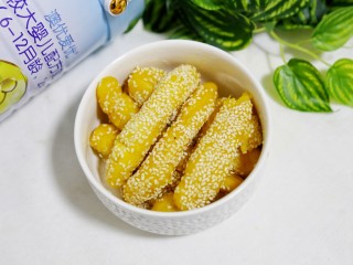 6、香甜软糯的红薯芝麻条,成品。