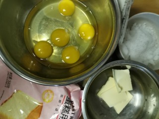 1、葡萄干海绵蛋糕,材料都准备好