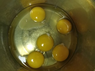 2、葡萄干海绵蛋糕,取一个大点的无水容器放蛋