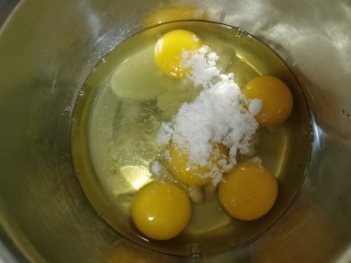 3、葡萄干海绵蛋糕,把细砂糖多次加入蛋中打发