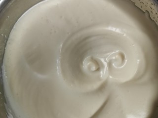 4、葡萄干海绵蛋糕,鸡蛋打发到图案不消掉