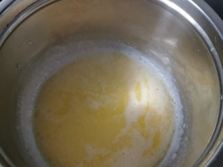 5、葡萄干海绵蛋糕,把牛奶和黄油隔水加热融化黄油，并搅拌