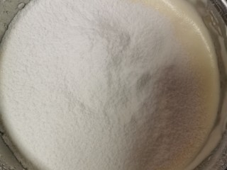 6、葡萄干海绵蛋糕,低筋面粉分次筛入