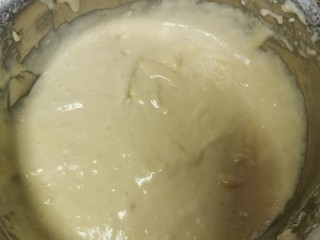 7、葡萄干海绵蛋糕,翻拌均匀