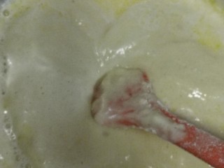 10、葡萄干海绵蛋糕,翻拌均匀