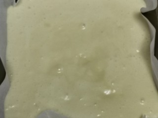 11、葡萄干海绵蛋糕,我用的方形烤盘垫上烘培纸把面糊倒入烤盘中