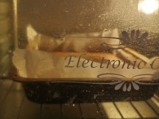 12、葡萄干海绵蛋糕,烤箱先预热。放烤箱中层上下160度烤30分钟