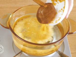 2、米汤胡萝卜泥6m+宝宝辅食,首先，小米凉水下锅~