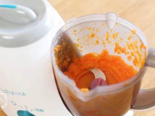 7、米汤胡萝卜泥6m+宝宝辅食,继续搅打均匀~