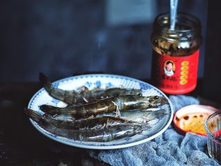 2、麻辣过瘾 香辣虾&麻辣香锅,将虾洗净