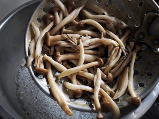 9、麻辣过瘾 香辣虾&麻辣香锅,烧一锅开水 把菜煮熟 取出备用