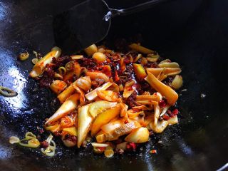 11、麻辣过瘾 香辣虾&麻辣香锅,留一点油放入豆瓣酱 葱姜蒜 麻椒翻炒几下