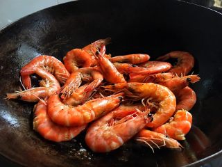 10、麻辣过瘾 香辣虾&麻辣香锅,锅底放油 将虾放入锅中炒熟取出