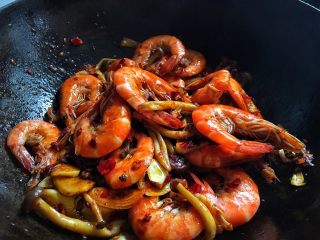 14、麻辣过瘾 香辣虾&麻辣香锅,放入虾