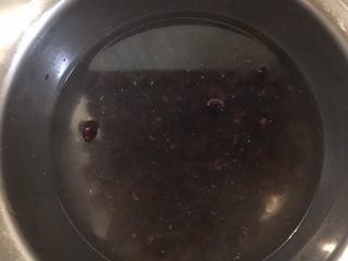 1、蔓越莓饼干,先把蔓越莓干 清洗几次 用温水泡上 10分钟 便于切碎 不用太碎了 